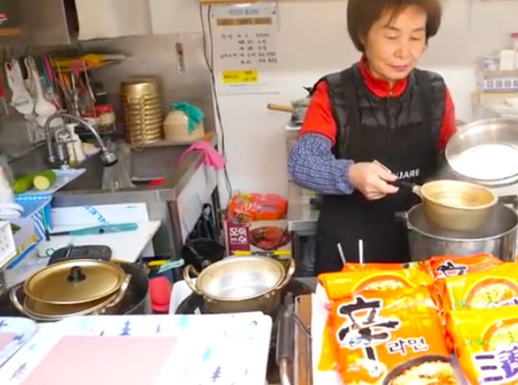 Mirip Warkop! Di Korea Ada Warung Mie Instan Kaki Lima Mirip Warkop! Di Korea Ada Warung Mie Instan Kaki Lima