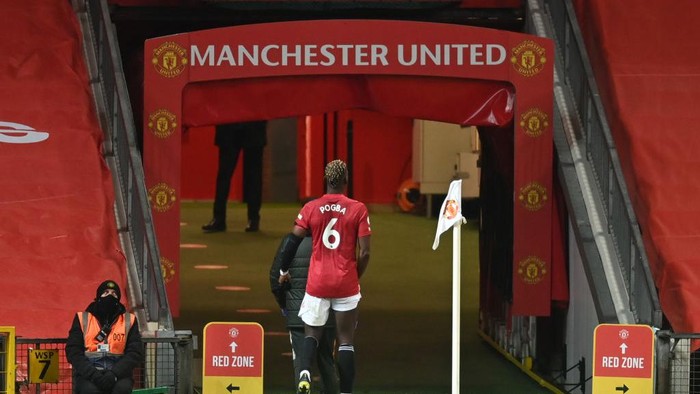 MANCHESTER, ENGLAND - FEBRUARY 06: Paul Pogba of Manchester United walks down the tunnel after coming off the pitch with an injury during the Premier League match between Manchester United and Everton at Old Trafford on February 06, 2021 in Manchester, England. Sporting stadiums around the UK remain under strict restrictions due to the Coronavirus Pandemic as Government social distancing laws prohibit fans inside venues resulting in games being played behind closed doors. (Photo by Michael Regan/Getty Images)