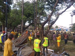 Sempat Dilempari Batu, Satpol PP Robohkan Pagar Lahan di Krakatau Medan