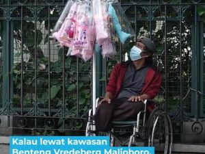 Salut! Pria Ini Jualan Arum Manis Keliling Yogyakarta Pakai Kursi Roda