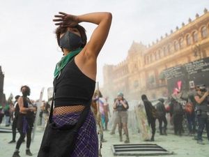 Polisi Meksiko Bentrok dengan Ibu-ibu di Hari Perempuan Internasional