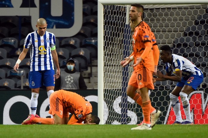 Juventus Portuguese forward Cristiano Ronaldo (2L) reacts on the field during the UEFA Champions League round of 16 first leg football match between Porto and Juventus at the Dragao stadium in Porto on February 17, 2021. (Photo by MIGUEL RIOPA / AFP)