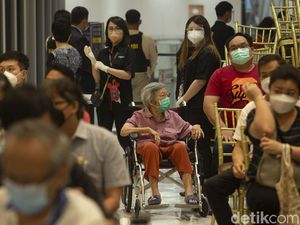 Ratusan Lansia di Jakbar Antre Vaksinasi COVID-19