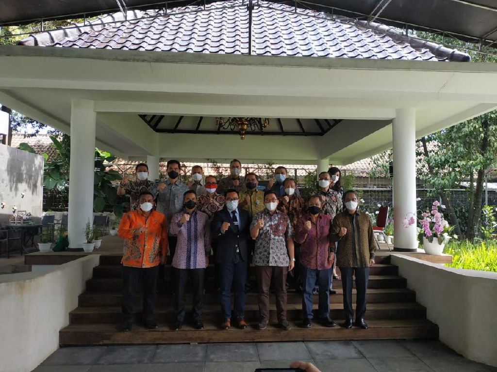 Bertemu di Bandung, Ridwan Kamil Dukung Anindya Bakrie Jadi Ketum Kadin Bertemu di Bandung, Ridwan Kamil Dukung Anindya Bakrie Jadi Ketum Kadin