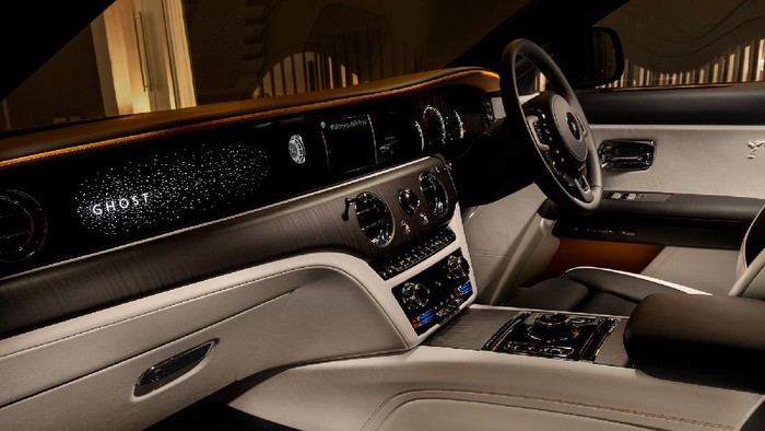 Rolls-Royce Ghost meluncur di Jakarta