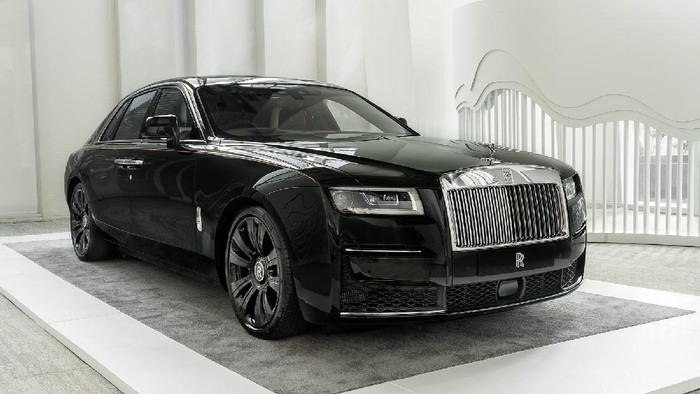 Rolls-Royce Ghost meluncur di Jakarta