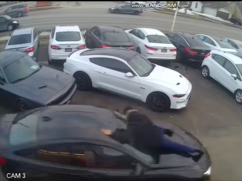 Duh! Maling Pura-pura Beli Mobil BMW, Sales Ditabrak Nemplok di Kap Mesin Duh! Maling Pura-pura Beli Mobil BMW, Sales Ditabrak Nemplok di Kap Mesin