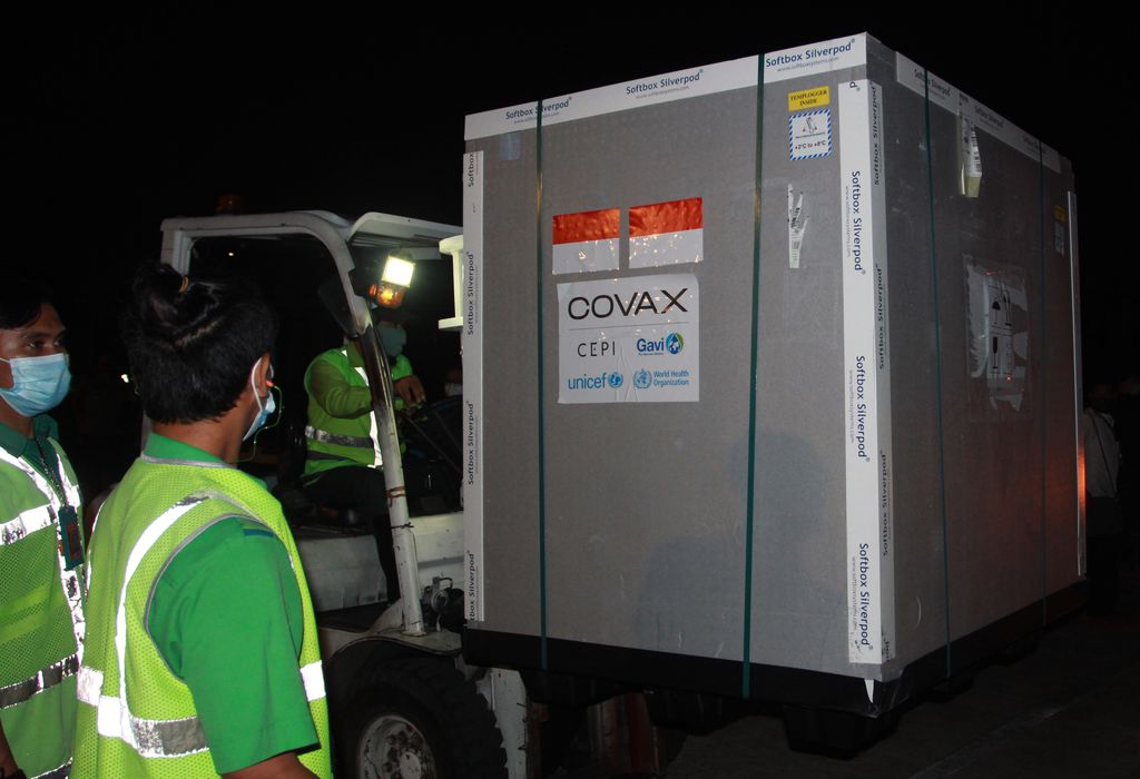 Pekerja kargo memasukan kontainer berisi vaksin COVID-19 AstraZeneca ke atas truk setibanya di Bandara Internasional Soekarno Hatta, Tangerang, Banten, Senin (8/3/2021). Sebanyak 1.113.600 vaksin virus corona (COVID-19) jadi asal perusahaan farmasi InggrisAstraZenecatiba di Indonesia melalui skema kerja sama multilateral Aliansi Global untuk Vaksin dan Imunisasi (GAVI) COVAX Facility yang selanjutkan akan diproses di Bio Farma, Kota Bandung. ANTARA FOTO/Muhammad Iqbal/wsj.