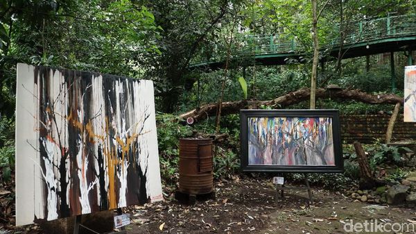 Foto: Menyatu dengan Alam, Pameran Lukisan di Tengah Hutan