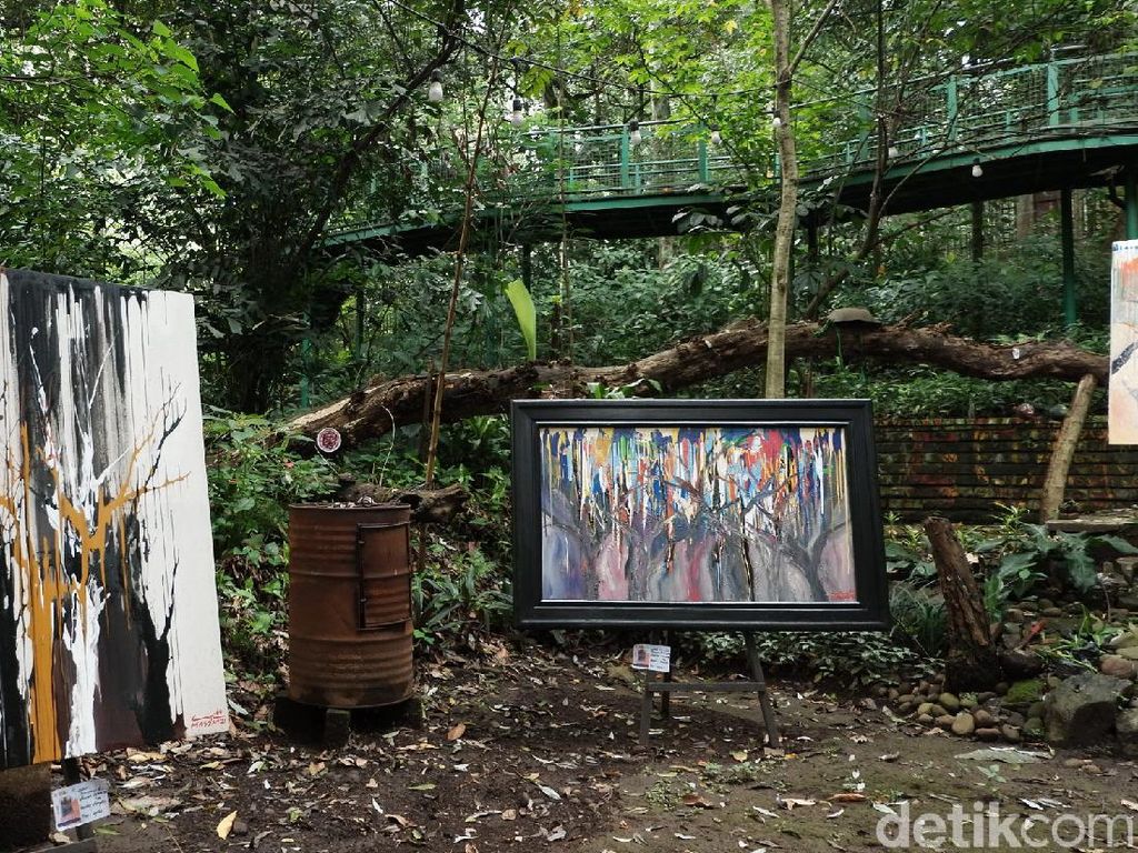 Foto: Menyatu dengan Alam, Pameran Lukisan di Tengah Hutan Foto: Menyatu dengan Alam, Pameran Lukisan di Tengah Hutan