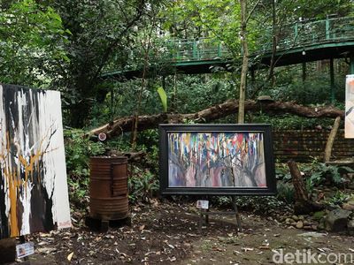 Foto: Menyatu dengan Alam, Pameran Lukisan di Tengah Hutan