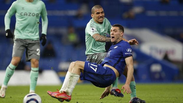 Soccer Football - Premier League - Chelsea v Everton - Stamford Bridge, London, Britain - March 8, 2021 Chelsea's Mateo Kovacic in action with Everton's Allan Pool via REUTERS/John Sibley EDITORIAL USE ONLY. No use with unauthorized audio, video, data, fixture lists, club/league logos or 'live' services. Online in-match use limited to 75 images, no video emulation. No use in betting, games or single club /league/player publications.  Please contact your account representative for further details.