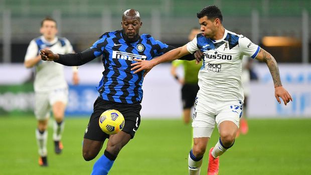 Soccer Football - Serie A - Inter Milan v Atalanta - San Siro, Milan, Italy - March 8, 2021 Inter Milan's Romelu Lukaku in action with Atalanta's Cristian Romero REUTERS/Daniele Mascolo