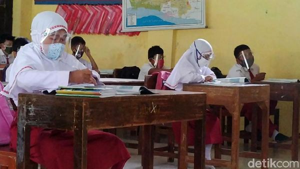 Suasana Hari Pertama Sekolah Tatap Muka di Batang