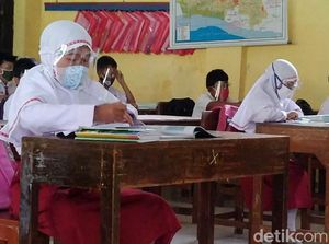 Suasana Hari Pertama Sekolah Tatap Muka di Batang
