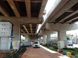 Taman Pilar Jati Kolong Tol Becakayu Kini Jadi Parkir Liar