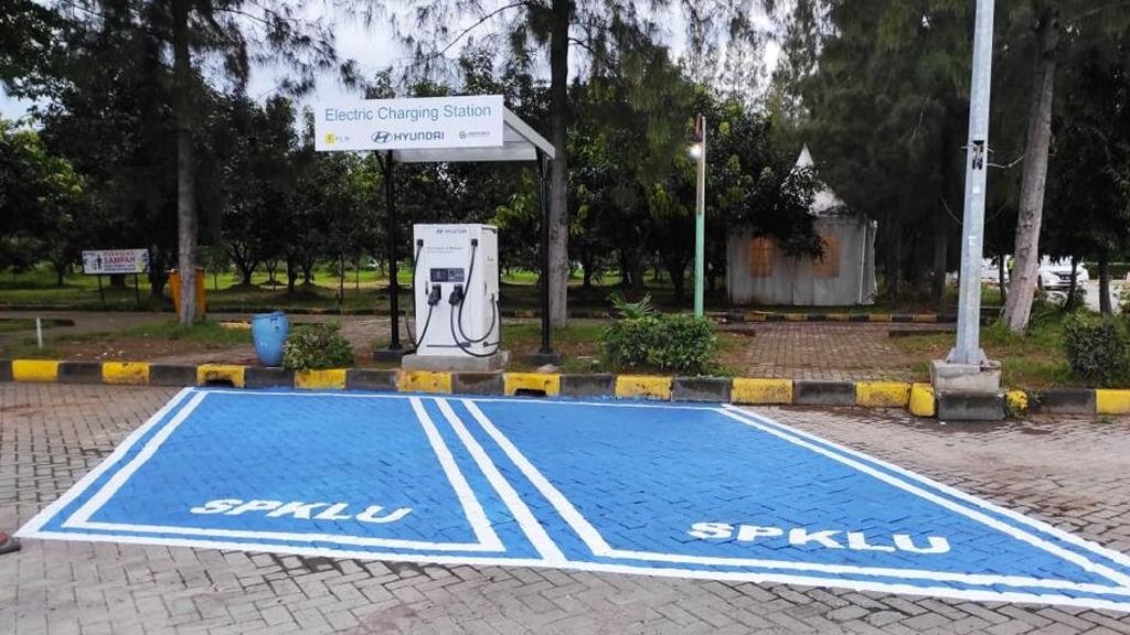 Tempat Ngecas Mobil Listrik di Rest Area Jalan Tol