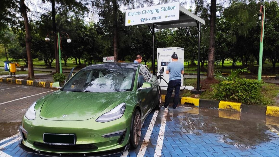 Tempat Ngecas Mobil Listrik di Rest Area Jalan Tol