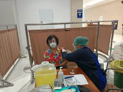 Vaksinasi COVID untuk Lansia Digelar di Lippo Mall Puri, Dijaga Polisi