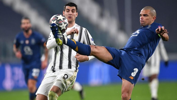 TURIN, ITALY - MARCH 09: Pepe of Porto attempts to clear the ball whilst under pressure from Alvaro Morata of Juventus during the UEFA Champions League Round of 16 match between Juventus and FC Porto at Juventus Arena on March 09, 2021 in Turin, Italy. Sporting stadiums around Italy remain under strict restrictions due to the Coronavirus Pandemic as Government social distancing laws prohibit fans inside venues resulting in games being played behind closed doors. (Photo by Valerio Pennicino/Getty Images)
