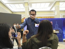 PM Thailand Jadi Sorotan Usai Semprot Disinfektan ke Wartawan