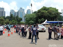 Vaksinasi Lansia-Pegawai BUMN di GBK, Antrean Sempat Tak Jaga Jarak