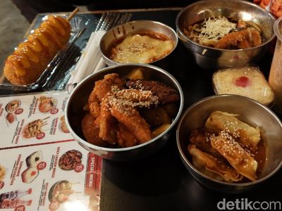Enaknya Jajan Toppokki hingga Odeng Khas Drama Korea di Bandung