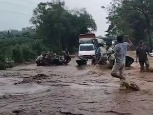 Banjir Luapan Sungai Kedung Galeng Bikin Macet Jalur Selatan Probolinggo