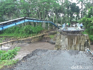 Jembatan Antarkecamatan Putus Diterjang Lahar Gunung Semeru, Ini Upaya Warga