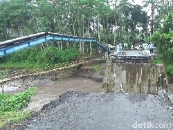 Jembatan Antarkecamatan Putus Diterjang Lahar Gunung Semeru, Ini Upaya Warga