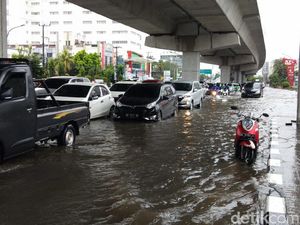 Wali Kota Danny Pomanto Pantau Banjir Makassar, Minta Warga Siaga! Wali Kota Danny Pomanto Pantau Banjir Makassar, Minta Warga Siaga!