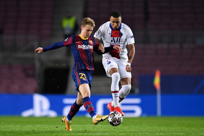 BARCELONA, SPAIN - FEBRUARY 16: Frenkie de Jong of FC Barcelona competes for the ball with Kylian Mbappe of Paris Saint-Germain during the UEFA Champions League Round of 16 match between FC Barcelona and Paris Saint-Germain at Camp Nou on February 16, 2021 in Barcelona, Spain. (Photo by David Ramos/Getty Images)