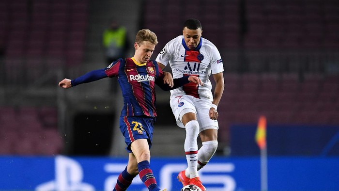 BARCELONA, SPAIN - FEBRUARY 16: Frenkie de Jong of FC Barcelona competes for the ball with Kylian Mbappe of Paris Saint-Germain during the UEFA Champions League Round of 16 match between FC Barcelona and Paris Saint-Germain at Camp Nou on February 16, 2021 in Barcelona, Spain. (Photo by David Ramos/Getty Images)