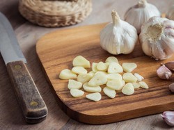 Viral Bawang Putih Tarik Cairan dari Paru-paru Pasien Corona, Ini Faktanya