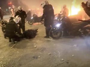 Bentrokan di Yunani, Polisi Tergeletak di Jalanan
