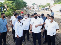 Bobby Perintahkan Dinas PU Beton Jalan ke Pasar Lau Cih: Harus Cepat!