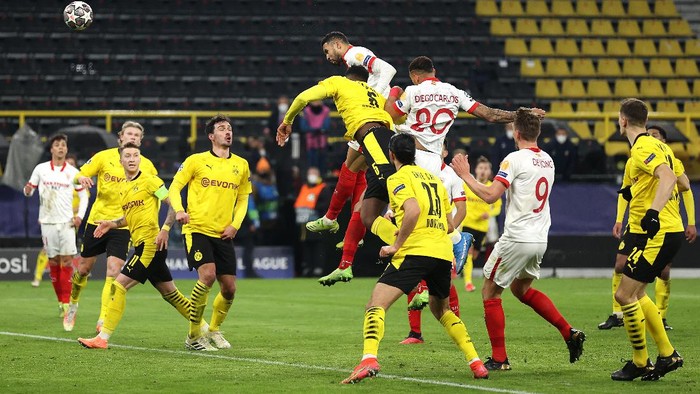 DORTMUND, GERMANY - MARCH 09: Youssef En-Nesyri of Sevilla scores their sides second goal during the UEFA Champions League Round of 16 match between Borussia Dortmund and Sevilla FC at Signal Iduna Park on March 09, 2021 in Dortmund, Germany. Sporting stadiums around Germany remain under strict restrictions due to the Coronavirus Pandemic as Government social distancing laws prohibit fans inside venues resulting in games being played behind closed doors. (Photo by Lars Baron/Getty Images)
