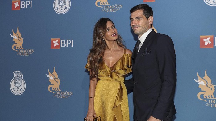 PORTO, PORTUGAL - OCTOBER 25: Sara Carbonero (L) and FC Portos goalkeeper Iker Casillas from Spain attends FC Porto Gala Dragoes de Ouro 2016 - 2017 at Dragao Caixa on October 25, 2017 in Porto, Portugal. (Photo by Carlos Rodrigues/Getty Images)