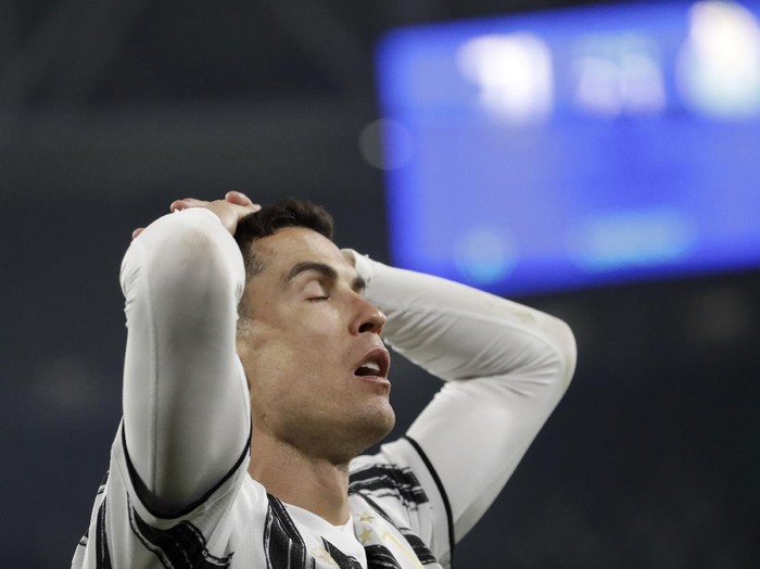 Juventus' Cristiano Ronaldo reacts after failing to score during the Champions League, round of 16, second leg, soccer match between Juventus and Porto in Turin, Italy, Tuesday, March 9, 2021. (AP Photo/Luca Bruno)