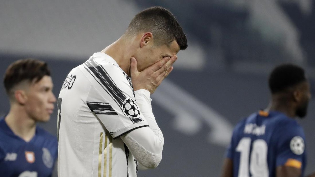 Cristiano Ronaldo menutup muka usai Juventus tersingkir dari Liga Champions (Foto: AP/Luca Bruno)
