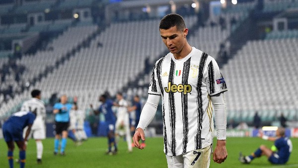 TURIN, ITALY - MARCH 09: Cristiano Ronaldo of Juventus looks dejected during the UEFA Champions League Round of 16 match between Juventus and FC Porto at Juventus Arena on March 09, 2021 in Turin, Italy. Sporting stadiums around Italy remain under strict restrictions due to the Coronavirus Pandemic as Government social distancing laws prohibit fans inside venues resulting in games being played behind closed doors. (Photo by Valerio Pennicino/Getty Images)