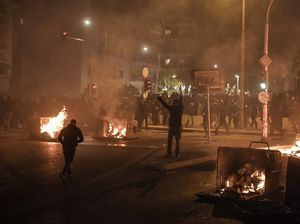 Demo Berujung Bentrokan Terjadi di Yunani, Polisi Alami Luka-luka