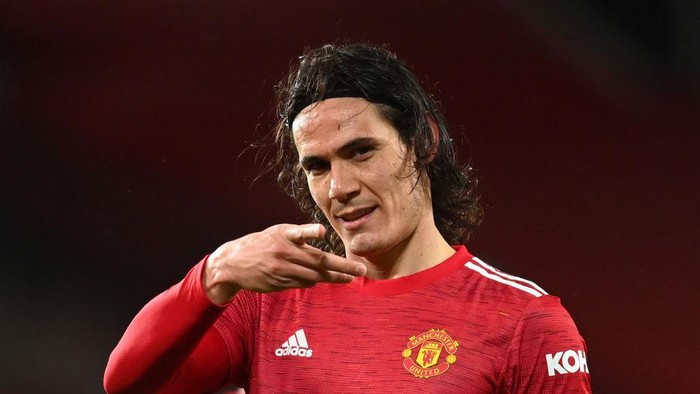 MANCHESTER, ENGLAND - FEBRUARY 06:  Edinson Cavani of Manchester United celebrates after scoring their teams first goal during the Premier League match between Manchester United and Everton at Old Trafford on February 06, 2021 in Manchester, England. Sporting stadiums around the UK remain under strict restrictions due to the Coronavirus Pandemic as Government social distancing laws prohibit fans inside venues resulting in games being played behind closed doors. (Photo by Michael Regan/Getty Images)