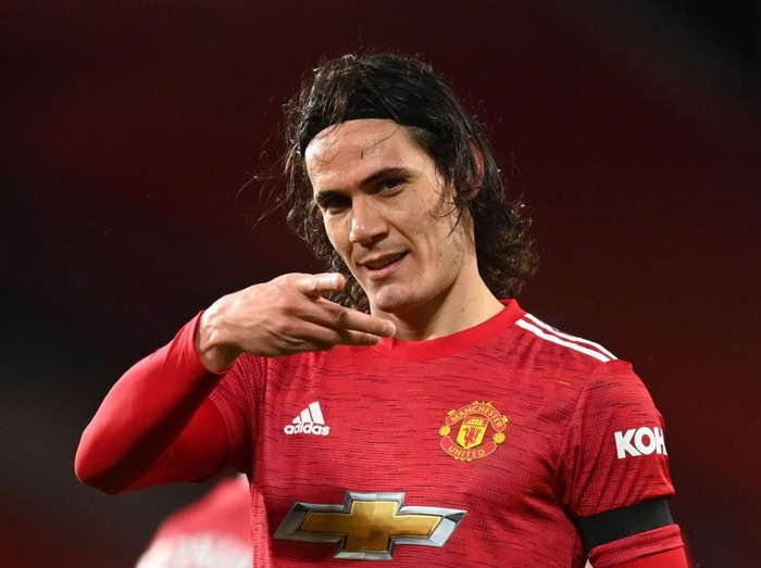 MANCHESTER, ENGLAND - FEBRUARY 06:  Edinson Cavani of Manchester United celebrates after scoring their team's first goal during the Premier League match between Manchester United and Everton at Old Trafford on February 06, 2021 in Manchester, England. Sporting stadiums around the UK remain under strict restrictions due to the Coronavirus Pandemic as Government social distancing laws prohibit fans inside venues resulting in games being played behind closed doors. (Photo by Michael Regan/Getty Images)