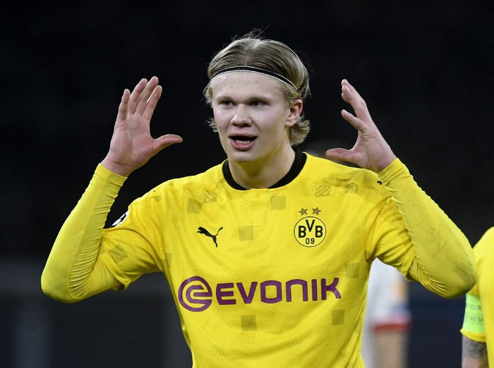 Dortmund's Erling Haaland celebrates after scoring his sides first goal during the Champions League, round of 16, second leg soccer match between Borussia Dortmund and Sevilla FC in Dortmund, Germany, Tuesday, March 9, 2021. (Bernd Thissen/Pool via AP)