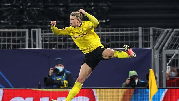 DORTMUND, GERMANY - MARCH 09: Erling Haaland of Borussia Dortmund celebrates after scoring their side's second goal from the penalty spot during the UEFA Champions League Round of 16 match between Borussia Dortmund and Sevilla FC at Signal Iduna Park on March 09, 2021 in Dortmund, Germany. Sporting stadiums around Germany remain under strict restrictions due to the Coronavirus Pandemic as Government social distancing laws prohibit fans inside venues resulting in games being played behind closed doors. (Photo by Lars Baron/Getty Images)