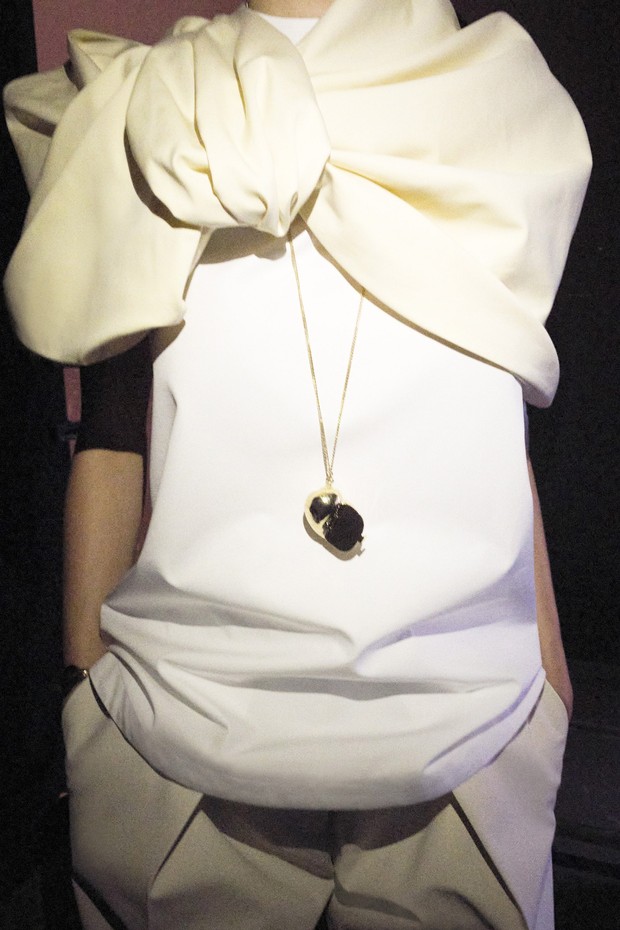 Wrap dari Jil Sander.