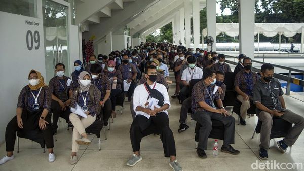 Giliran Pegawai BUMN Antre Vaksinasi Corona di Istora Senayan