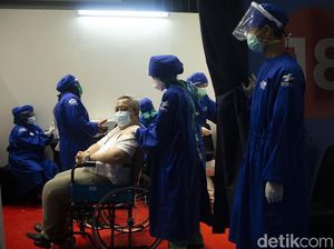 Sentra Vaksinasi Terima Lansia Luar DKI, Ini Syarat & Ketentuannya!