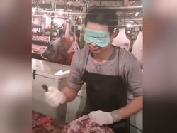 Gokil! Penjual Daging Ini Potong Daging dengan Mata Tertutup